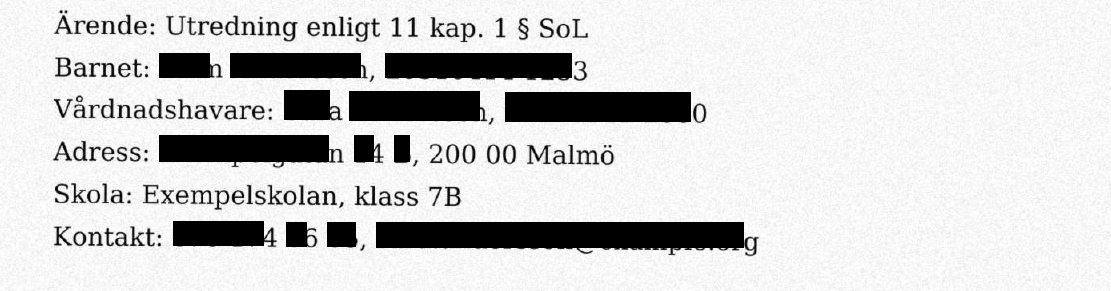 Utdrag ur en påhittad skannad akt. Svarta fält täcker personnummer, namn, adress och telefonnummer, men sista siffran i flera nummer och delar av adressen och e-postadressen syns bredvid fälten.